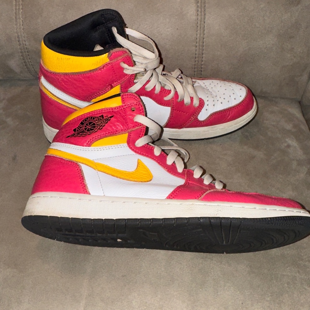 Men’s Jordan 1 Retro High OG
Light Fusion Red